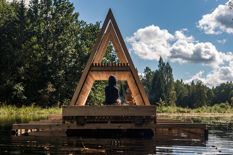 cabane sur l’eau en bois-forme-pyramide-reponse-inondations-saisonieres