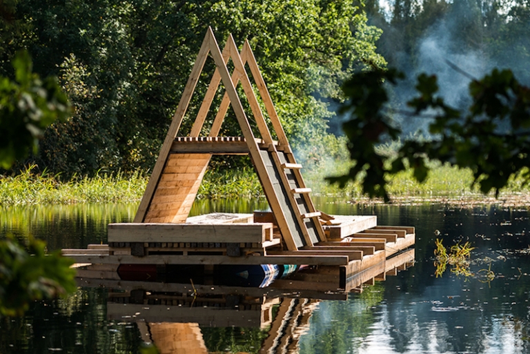 cabane sur l’eau pyramidale-parc-estonien-touchee-inondations
