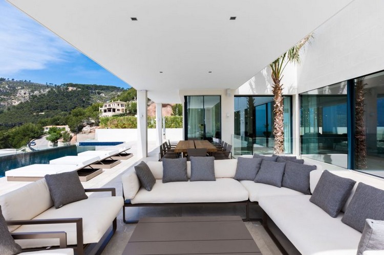 carrelage-grand-format-terrasse-couverte-meubles-design