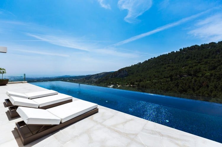 carrelage-grand-format-terrasse-piscine-debordement-bains-soleil