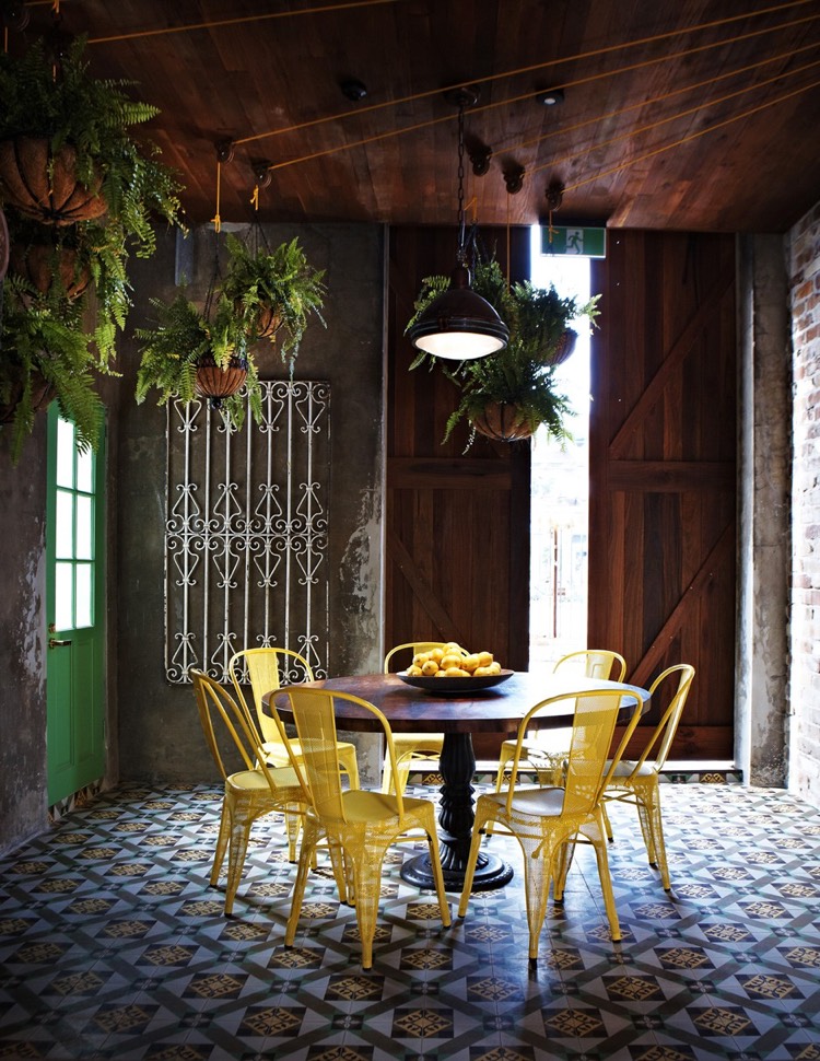 carrelage-marocain-motif-filigrane-salle-manger-sombre-chaises-jaunes