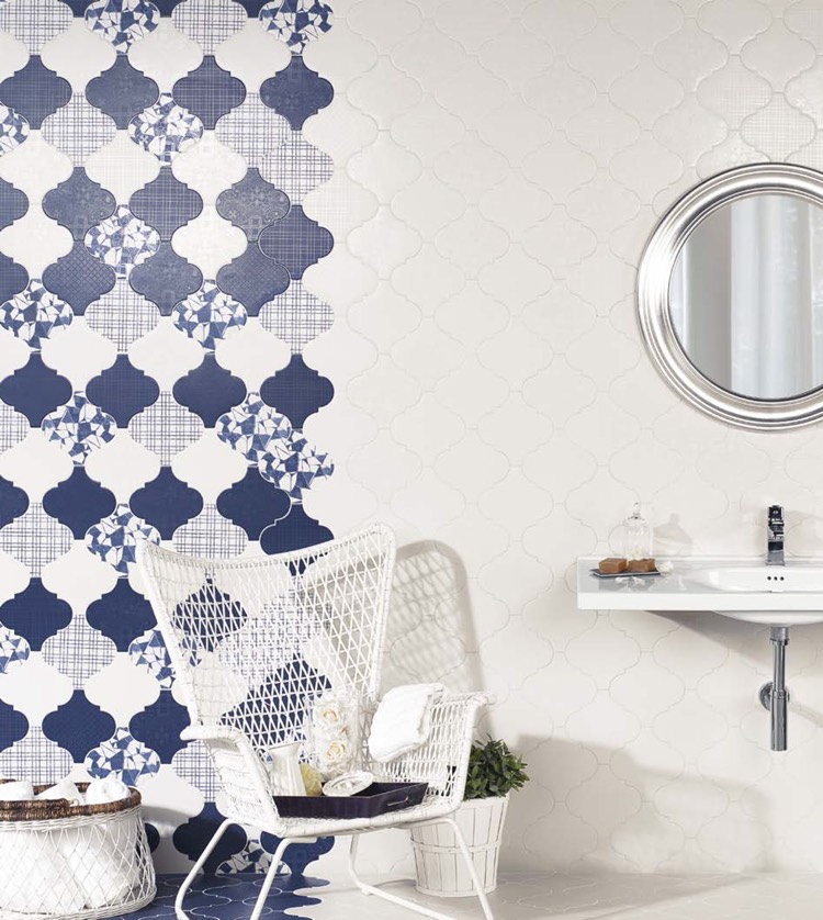 carrelage-marocain-motif-moucharabieh-blanc-bleu-deco-salle-bains