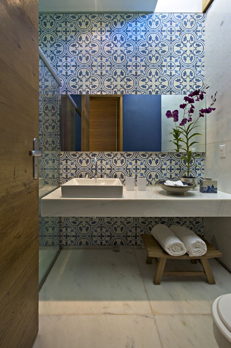 carrelage-marocain-motif-moucharabieh-bleu-blanc-deco-salle-bains-zen