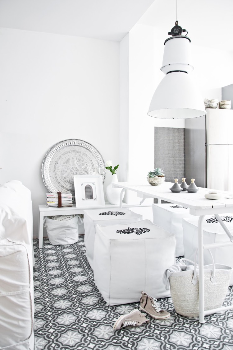 carrelage-marocain-rosettes-interieur-blanc-salle-manger-blanche