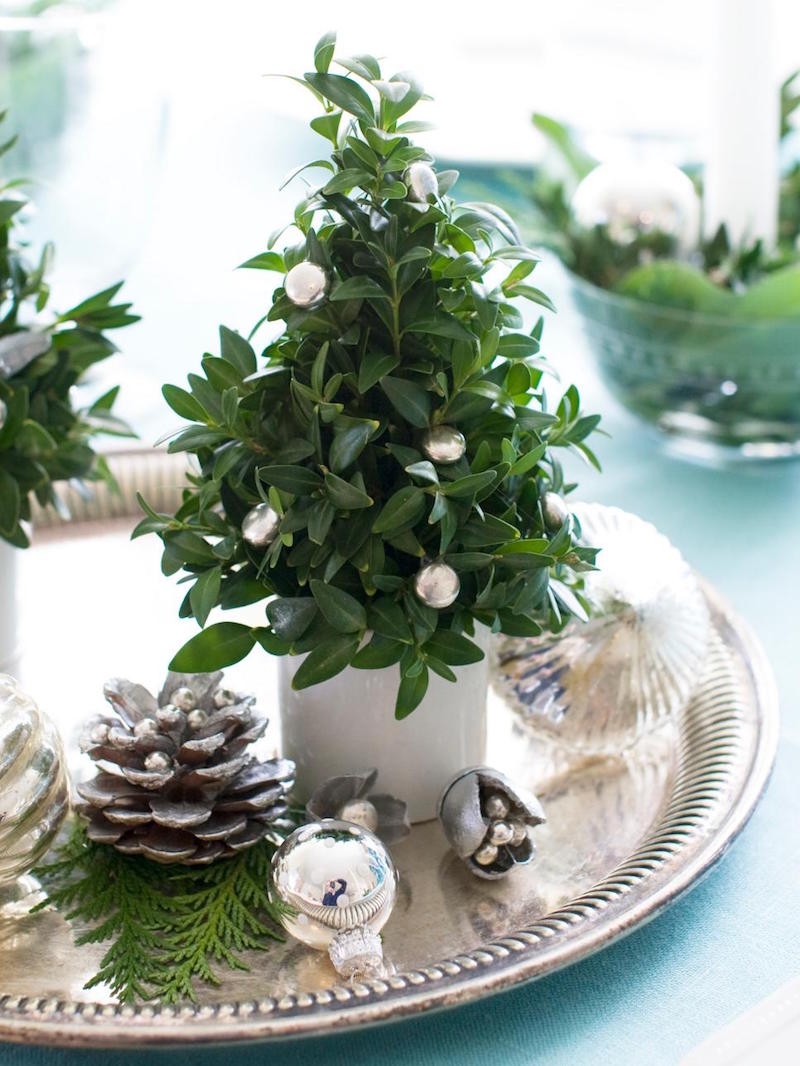 centre-table-noel-blanc-vert-ornements-verre-mercure