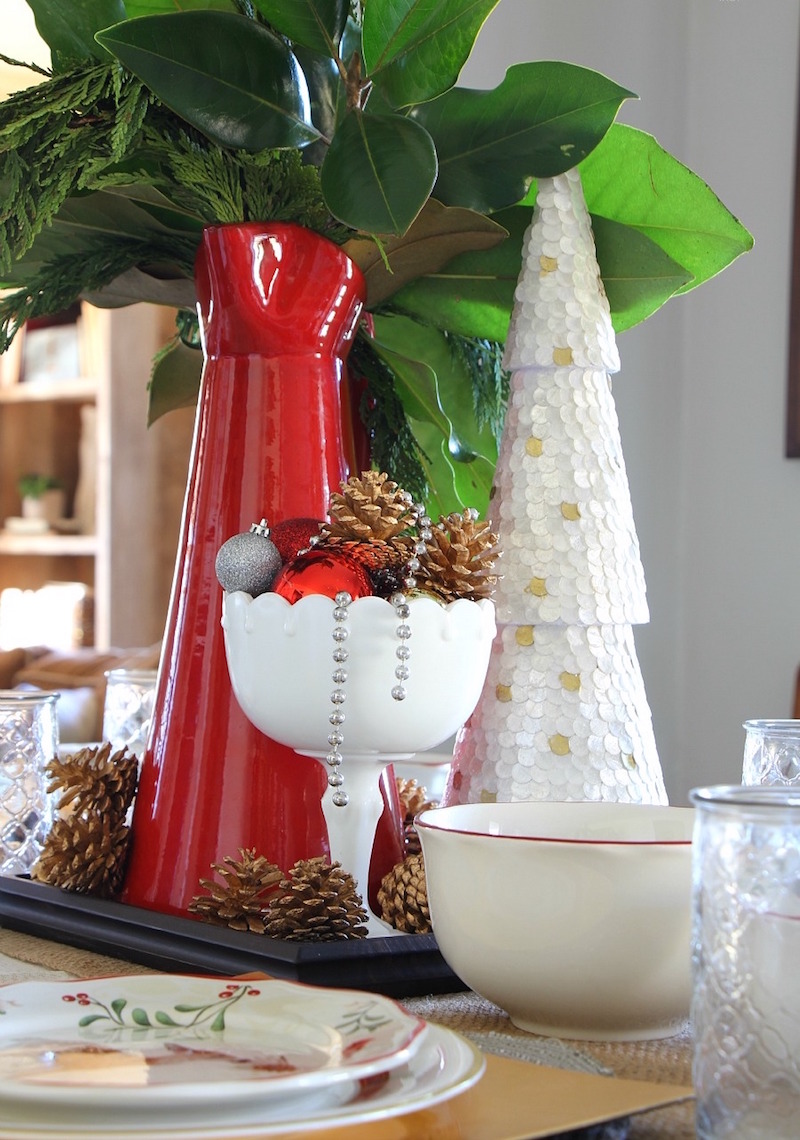 centre de table Noël broc-rouge-coupe-sur-pied-sapin-sequins