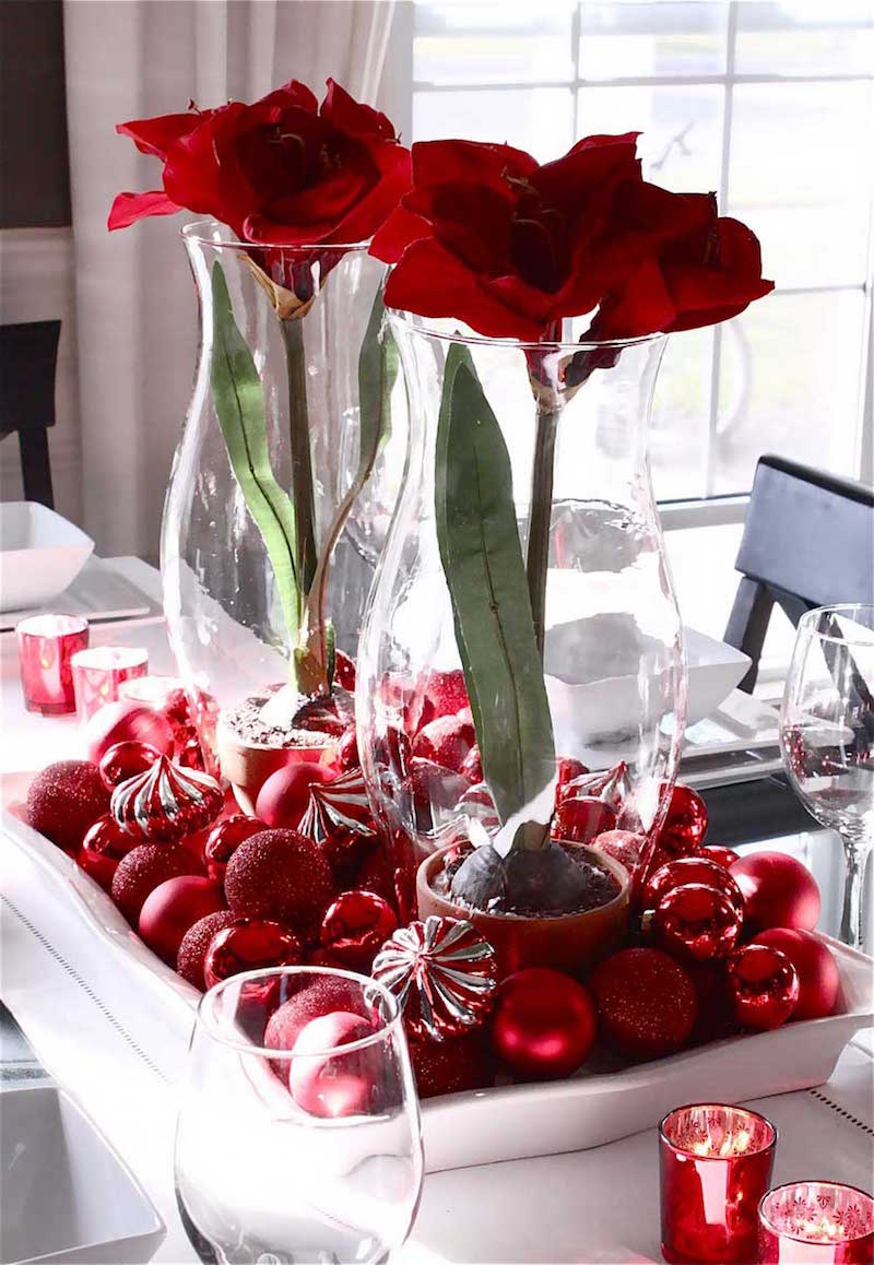 centre de table Noël moderne-vases-verre-fleurs-boules-rouges