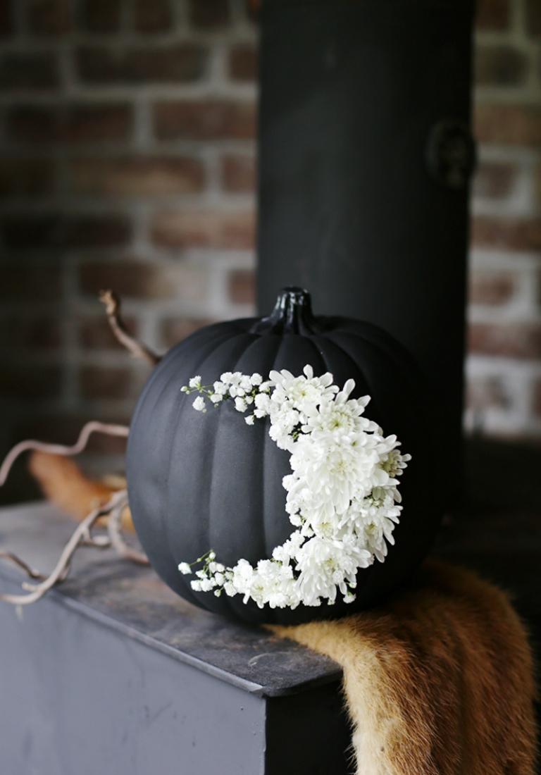 citrouille-halloween-chic-decoree-croissant-fleurs-blanches