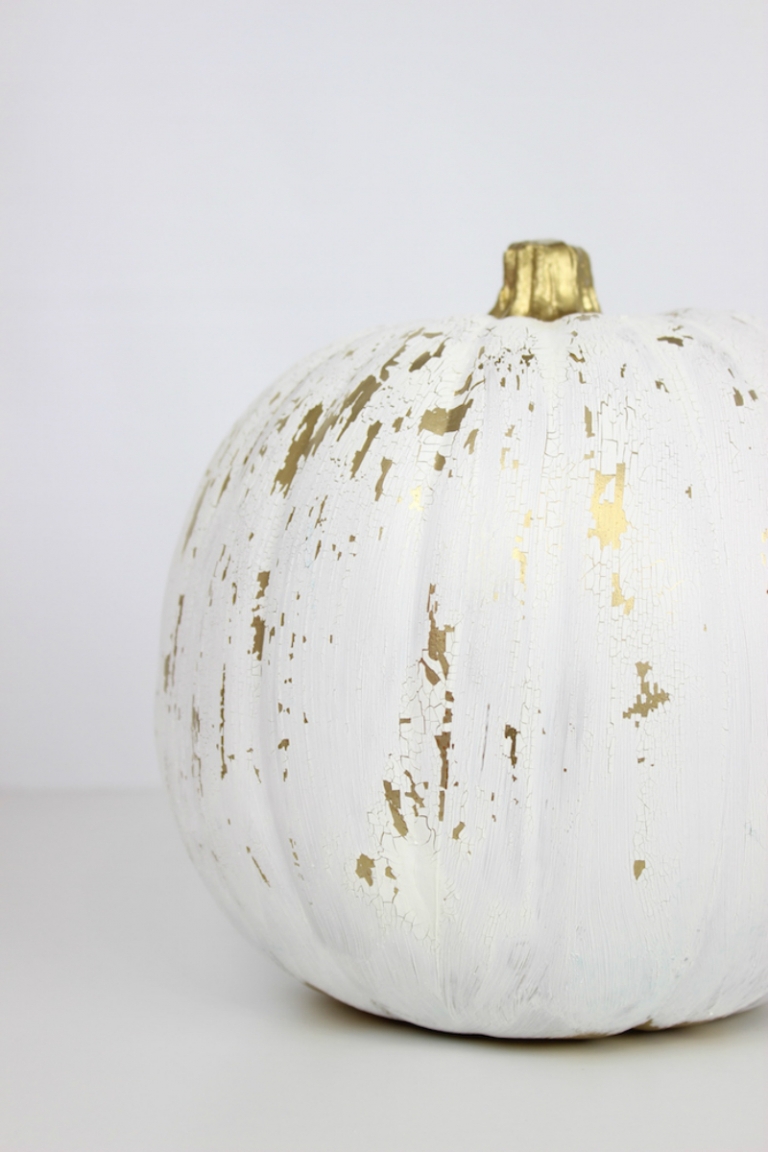 citrouille-halloween-decoree-peinture-effet-craquele-blanc-or