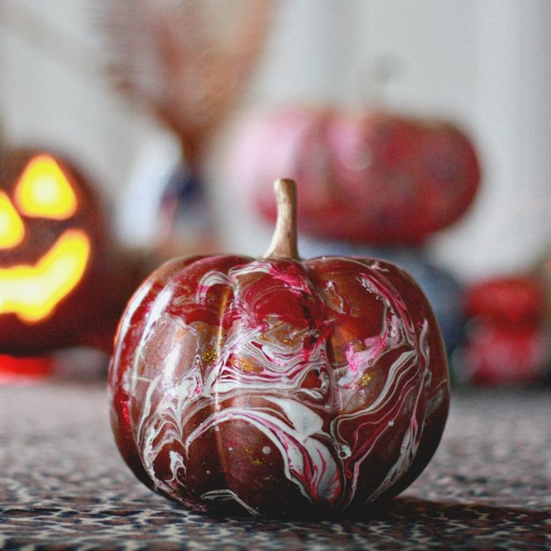 citrouille-halloween-marbree-peinture-effet-rouge-blanc-or