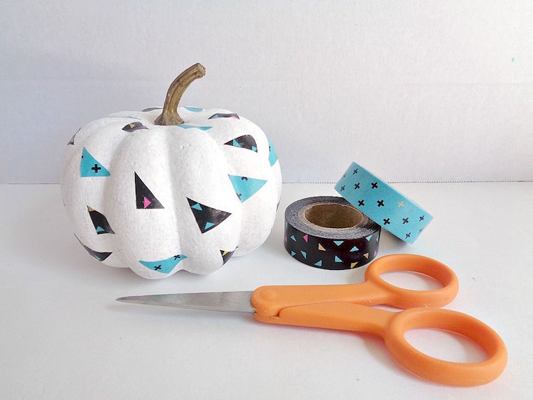 citrouille-pour-halloween-decorative-peinture-acrylique-blanche-triangles-washi-tape