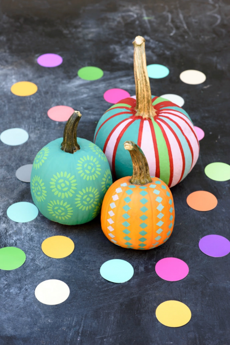 citrouilles-halloween-originales-decorees-peinture-craie-motifs