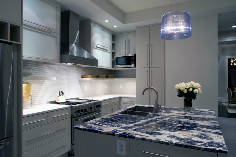 comptoir-cuisine-granite-bleu-blanc-veinage-esthetique