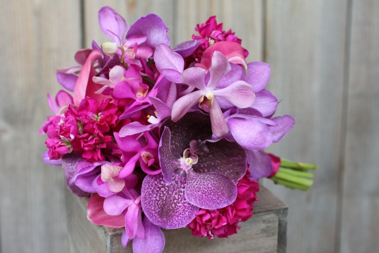 couleur-rose-fuchsia-bouquet-mariee-orchidee-mokara