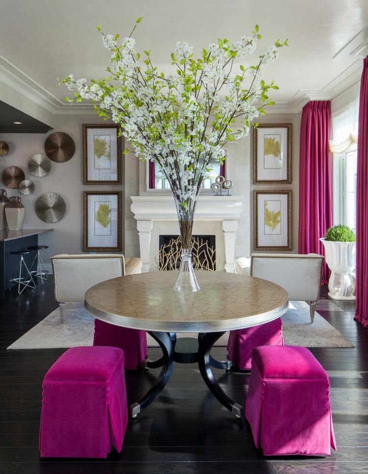 couleur-rose-fuchsia-interieur-rideaux-tabourets-rose-magenta-deco-florale-meubles-sable