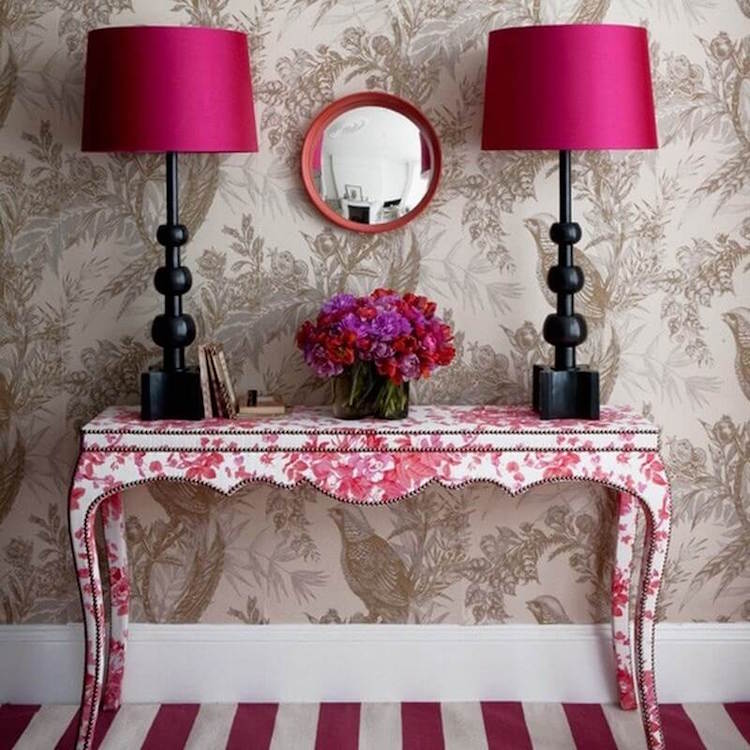 couleur-rose-fuchsia-lampes-table-noir-magenta-console-motif-floral