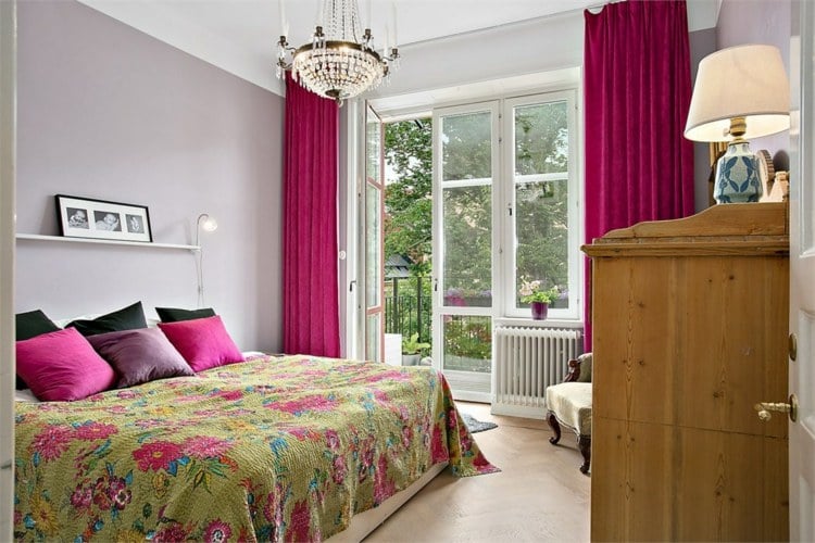 couleur-rose-fuchsia-rideaux-magenta-chambre-coucher-peinture-murale-grise