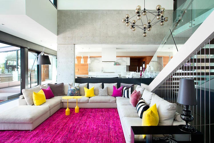 Color-Rose-Fuchsia-Carpet-Grand-Sofa-Taupe-accente-galben