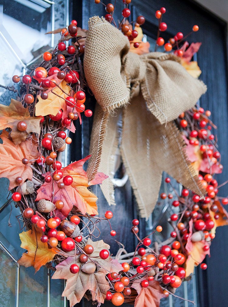 couronne-automne-ruban-jute-baies-rouges-porte