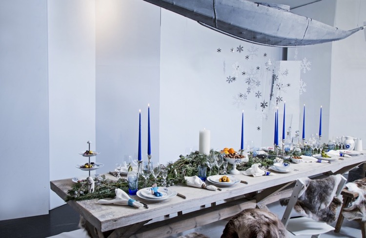deco-noel-moderne-ambiance-polaire-chandelles-bleues-centre-table-branches-givrees-flocons-neige-papier