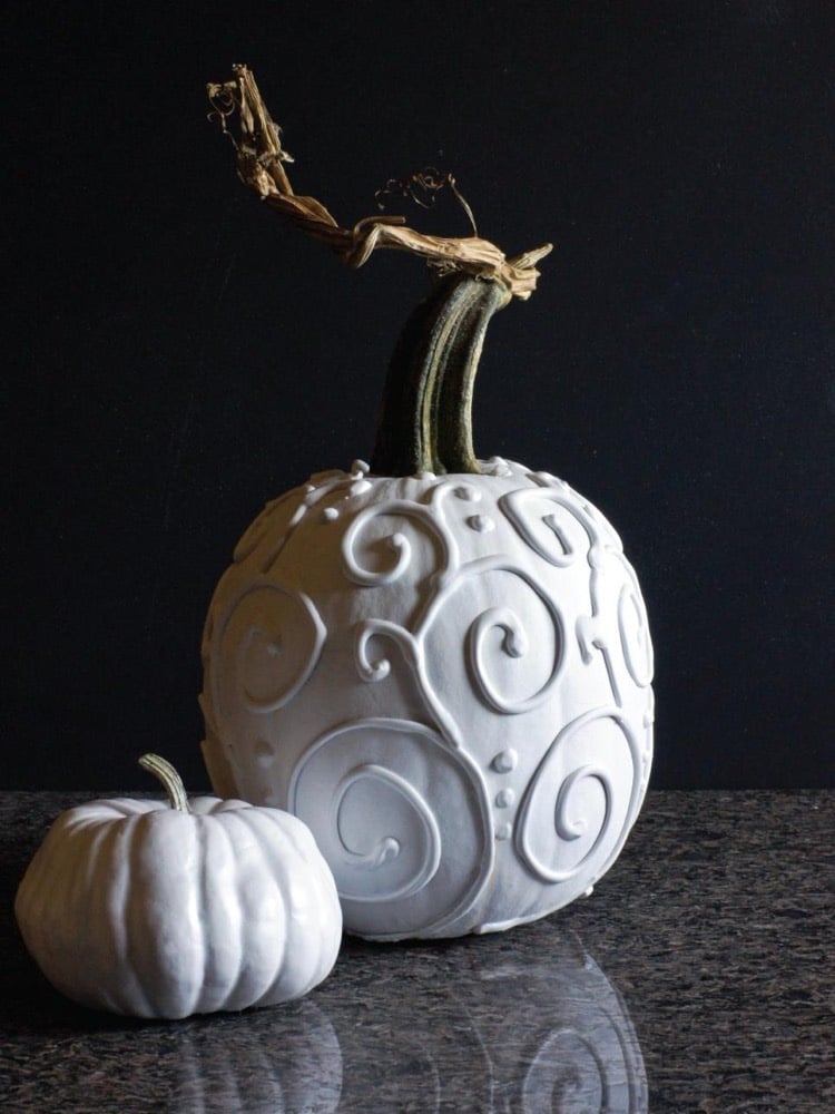 decoration-halloween-a-faire-soi-meme-citrouille-blanche-decoree-ornements-3d