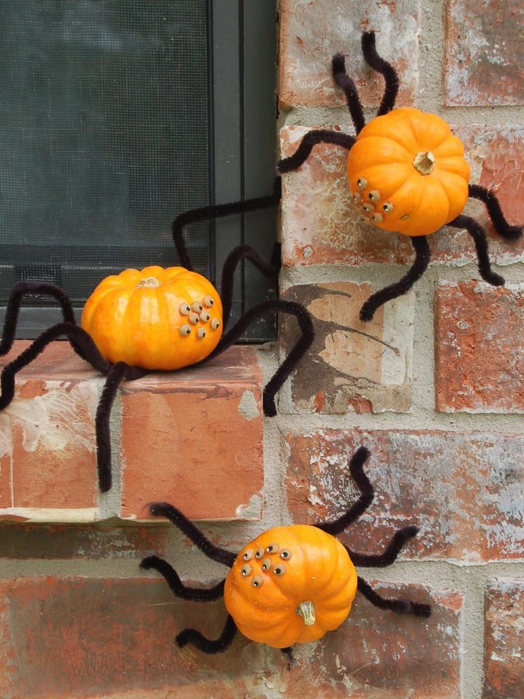 decoration-halloween-a-faire-soi-meme-citrouilles-araignees-pieds-cure-pipes
