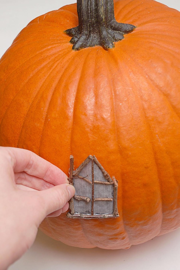 decoration-halloween-a-faire-soi-meme-deco-citrouille-fenetre-papier-brindilles