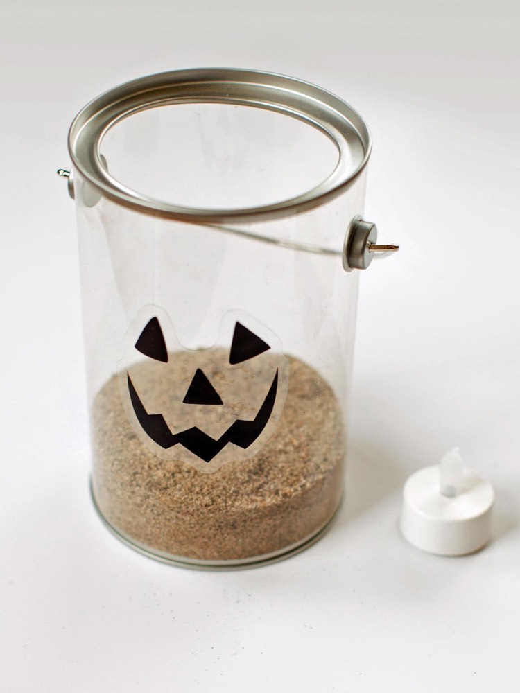 decoration-halloween-a-faire-soi-meme-lanterne-decorative-sable-bougie-led-sticker-jack-o-lantern