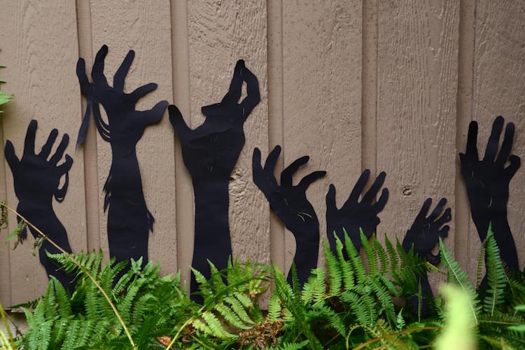 decoration-halloween-a-faire-soi-meme-mains-zombies-papier-noir