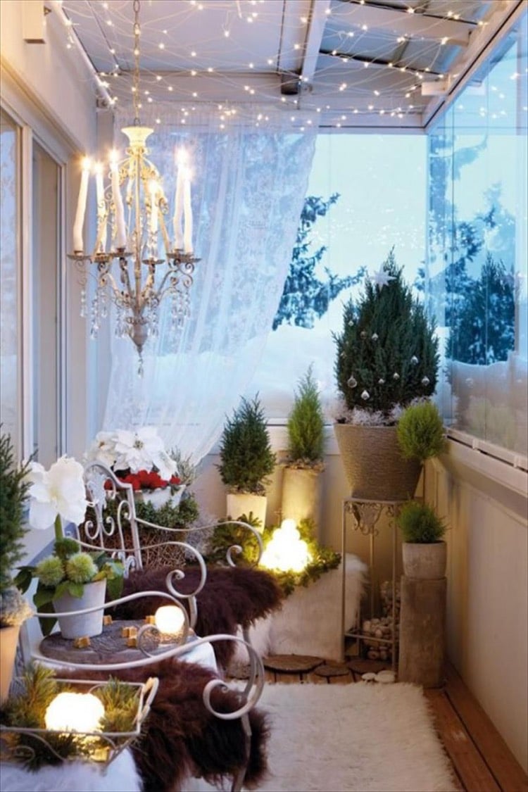 decoration-de-noel-exterieure-deco-balcon-vitre-sapins-cypres-guirlandes-lumineuses-poinsettia-blanc