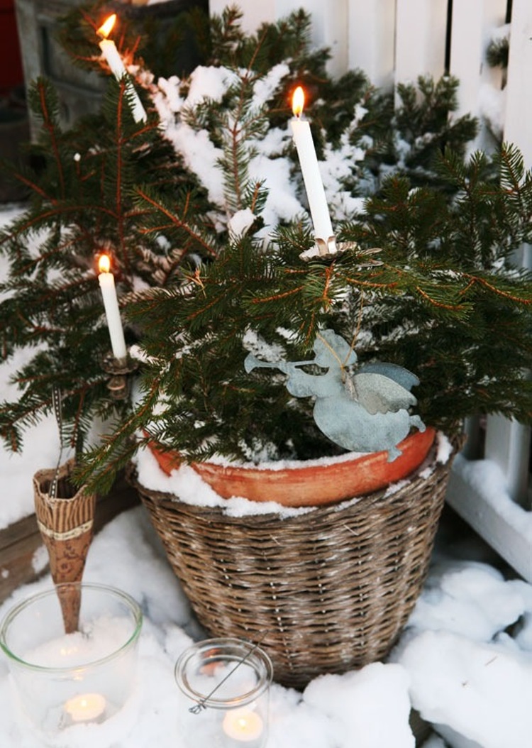 decoration-de-noel-exterieure-rustique-branches-sapin-chandelles-corbeille-tressee-photophores