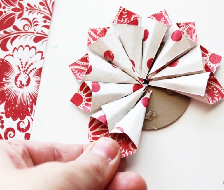 decoration-noel-fabriquer-etoile-entonnoirs-cones-papier-blanc-rouge