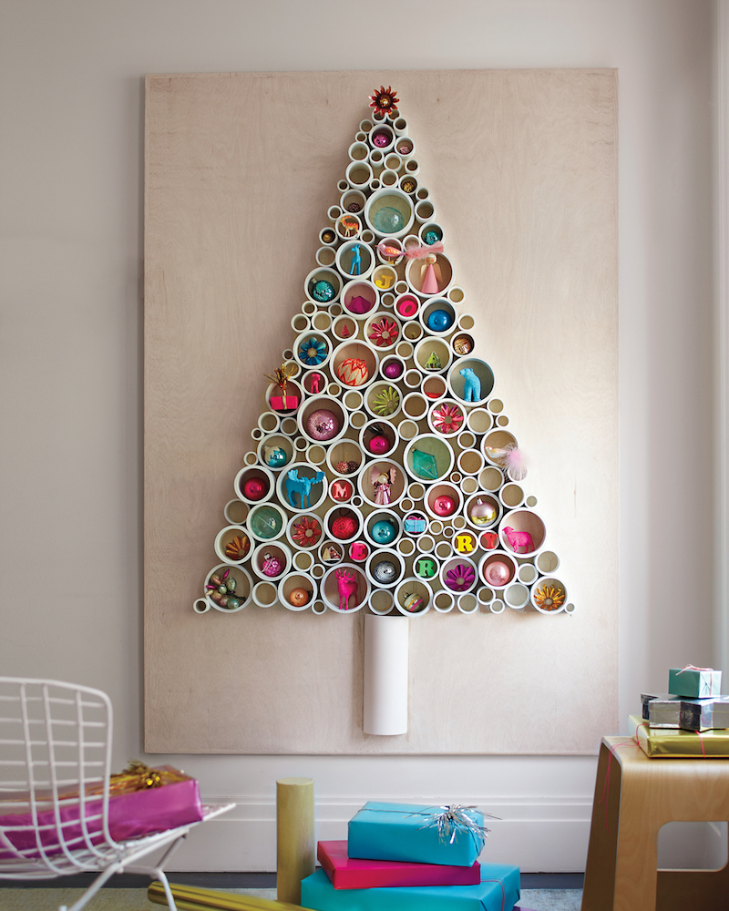 décoration de Noël à fabriquer- sapin original en tubes pvc installés au mur