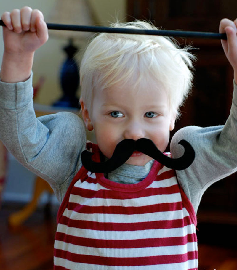déguisement dernière minute pour Halloween enfant-garcon-halterophile-muscle-moustaches
