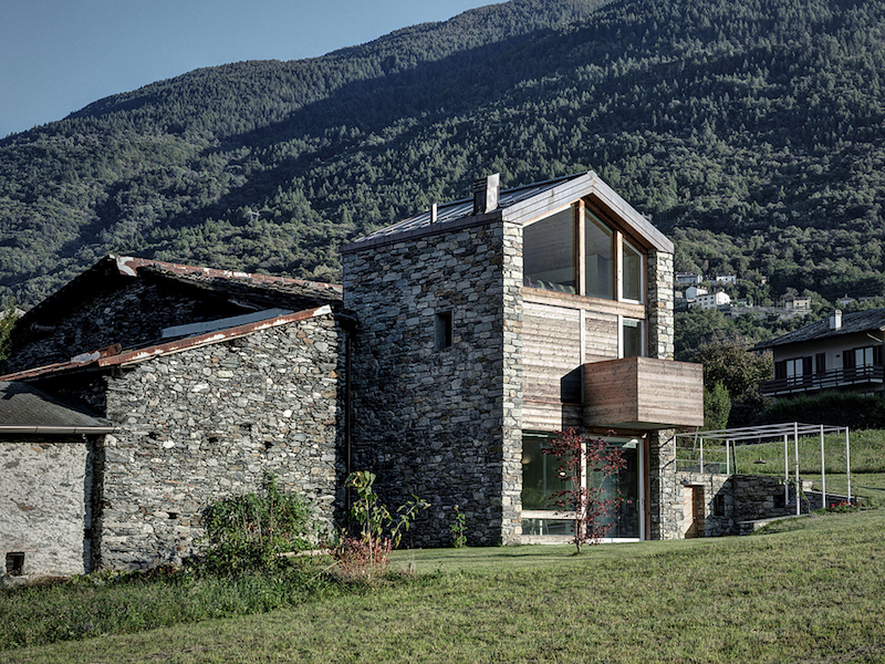 design-exterieur maison en pierre naturelle-bois-massif-aux-pieds-alpes