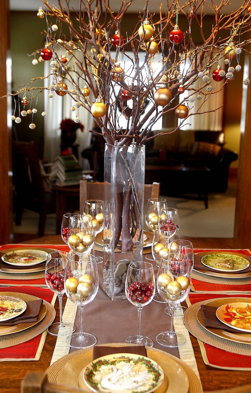 decorations-centre-table-noel-vase-branches-decorees-boules