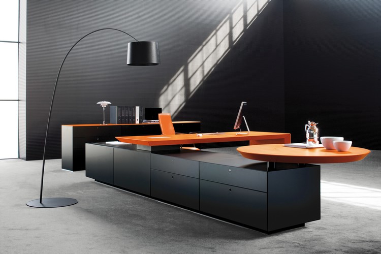 decoration-bureau-minimalisite-noir-orange-lampadaire-deporte-sol