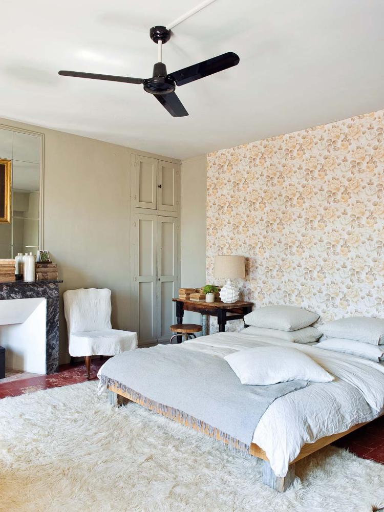 décoration champêtre ambiance-vintage-chambre-adulte-papier-peint-ventilateur