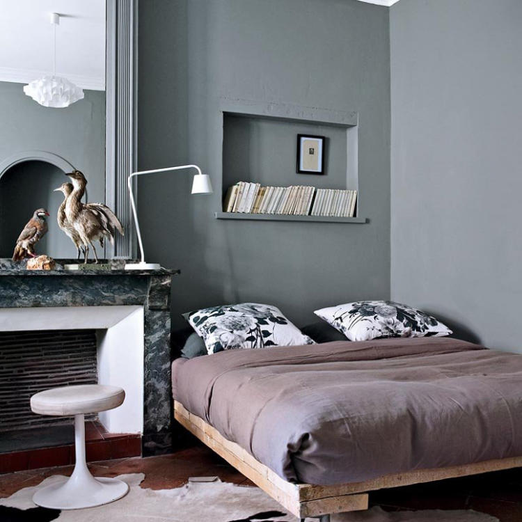 decoration-champetre-ambiance-vintage-chambre-adulte-peinture-grise-lit-bois