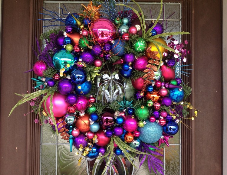 decoration-noel-porte-entree-ambiance-festive-boules
