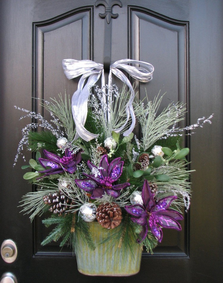 decoration-noel-suspension-fleurs-decoratives-violet-pommes-pin