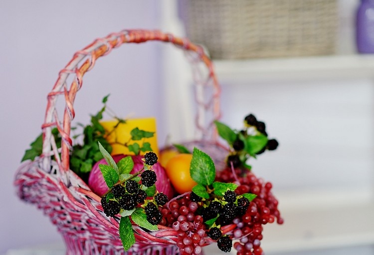 decoration-pas-cher-fruits-legumes-baies-rouges-corbeille