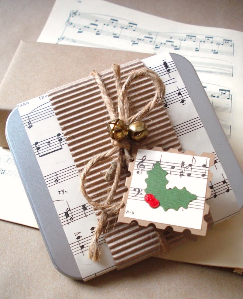 emballage de cadeau pour Noël carton-ondule-papier-musique-ficelle-grelot