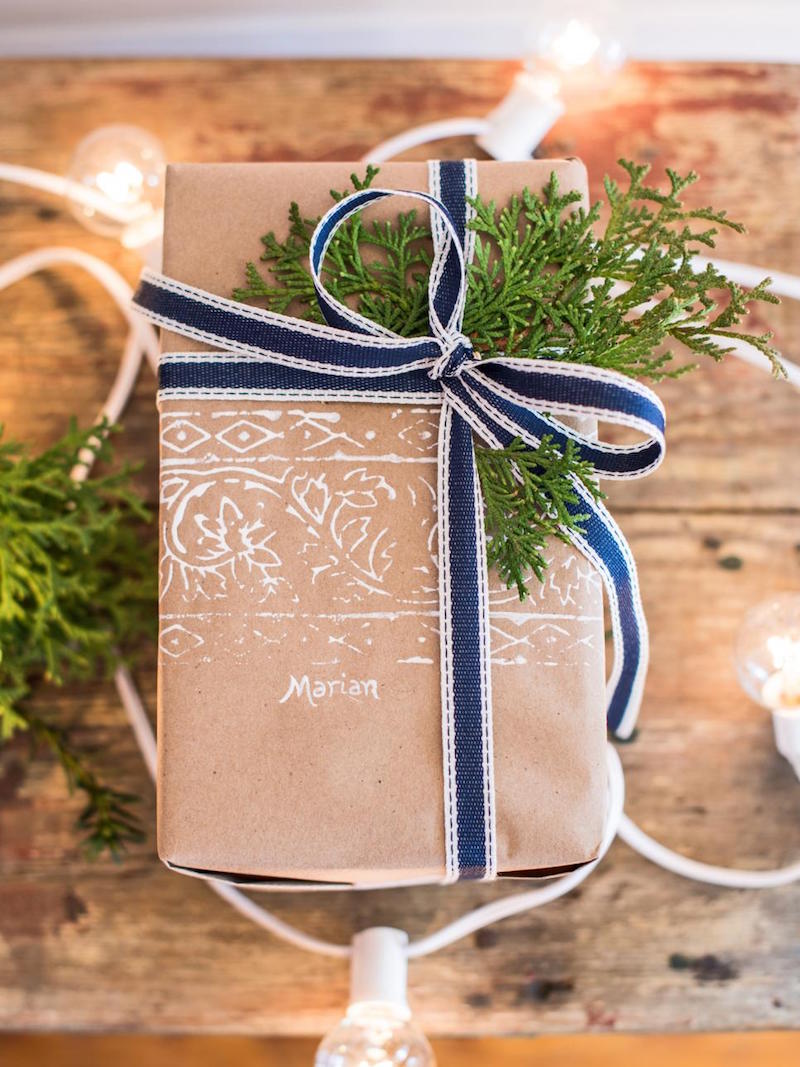 emballage de cadeau pour Noël chic-papier-kraft-decore-tampons-feuilles-thuya