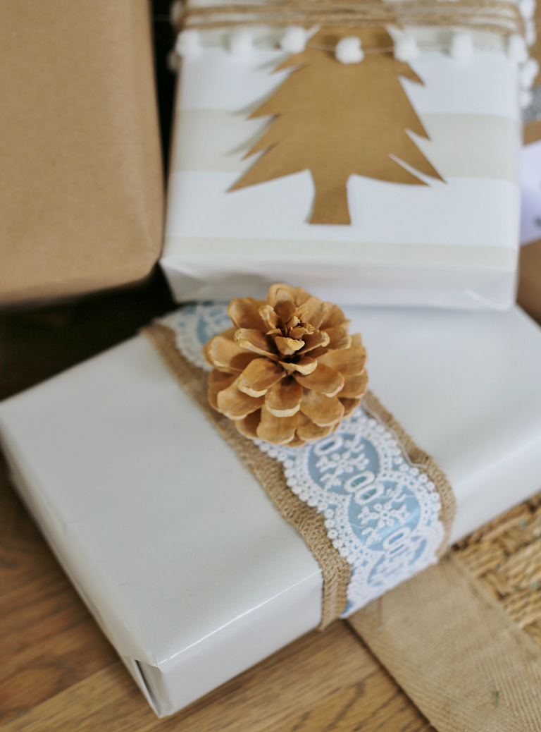 emballage de cadeau pour Noël chic-ruban-toile-jute-dentelle-pomme-pin