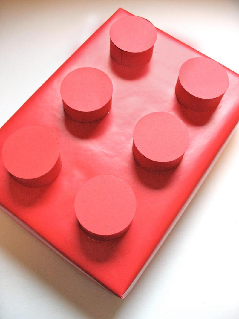emballage de cadeau pour Noël enfant-paquet-forme-piece-lego
