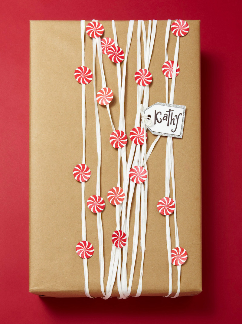 emballage-cadeau-noel-guirlande-bonbons-rouges-blancs-papier-kraft