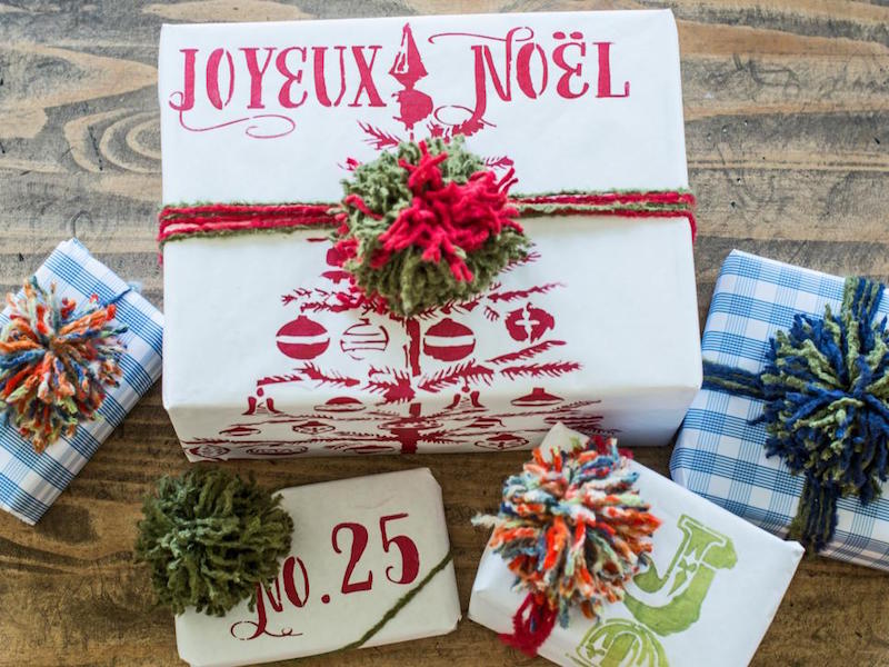 emballage de cadeau pour Noël idees-originales-papier-tampons-pompons-laine