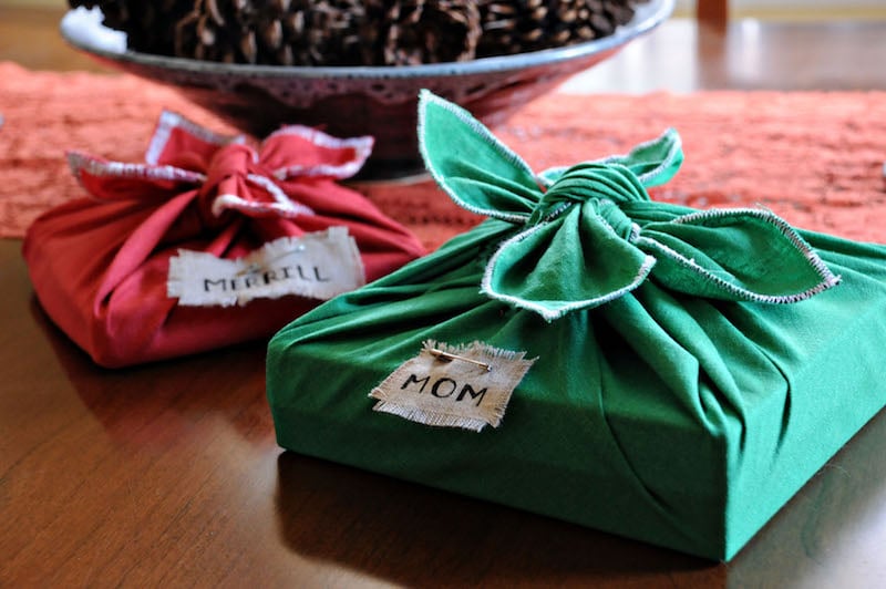 emballage-cadeau-noel-original-serviettes-tissu-rouge-vert