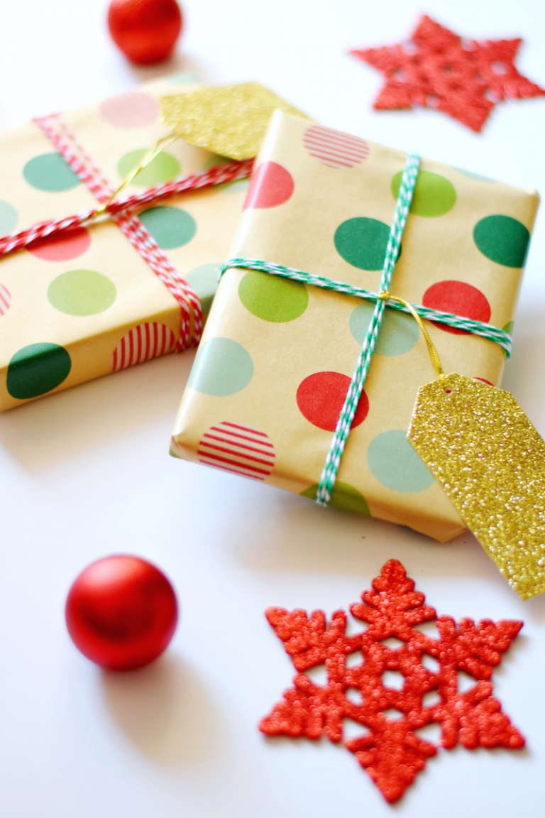 emballage-cadeau-noel-papier-gros-pois-ficelle-etiquettes-flocons